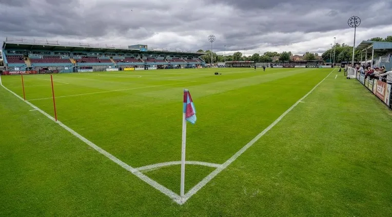Góc sân Mariners Park với lá cờ góc