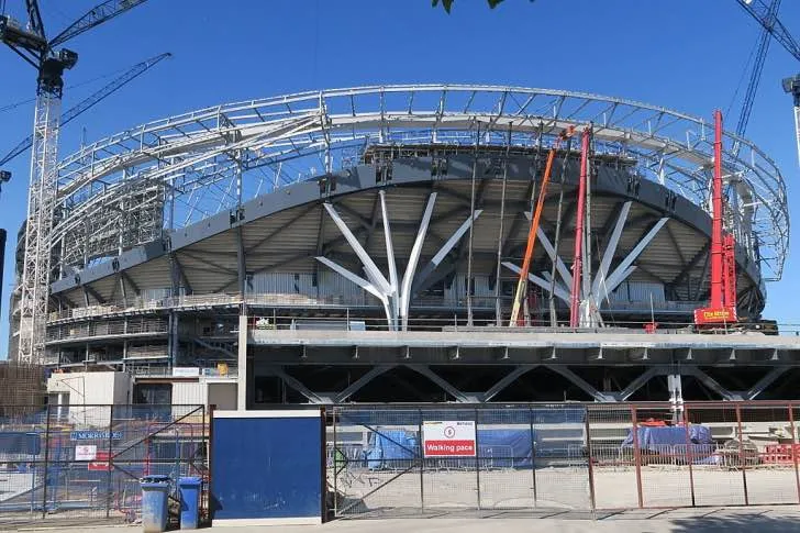 Hình ảnh thi công sân vận động Tottenham Hotspur, thể hiện sự phát triển tương lai