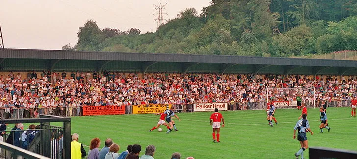 Hình ảnh trận đấu đầu tiên diễn ra tại Adams Park vào ngày 09/08/1990, giữa Wycombe Wanderers và Nottingham Forest.