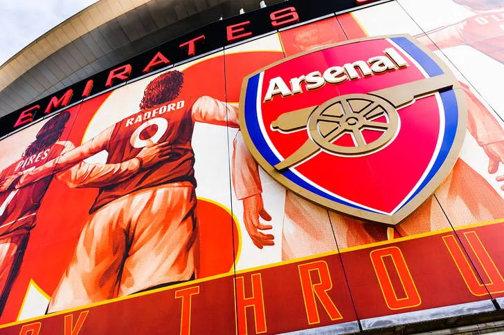 Huy hiệu câu lạc bộ Arsenal với khẩu hiệu 'Victoria Concordia Crescit'