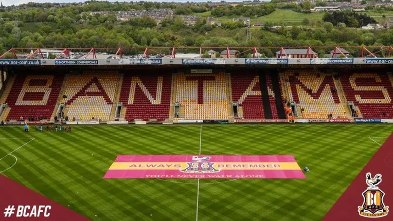 Khán đài Bantams Stand tại sân Valley Parade, nổi bật với màu sắc của Bradford City