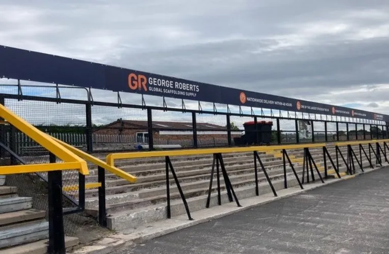 Khán đài Blowick End, khu vực dành cho cổ động viên đội khách tại sân vận động Haig Avenue.