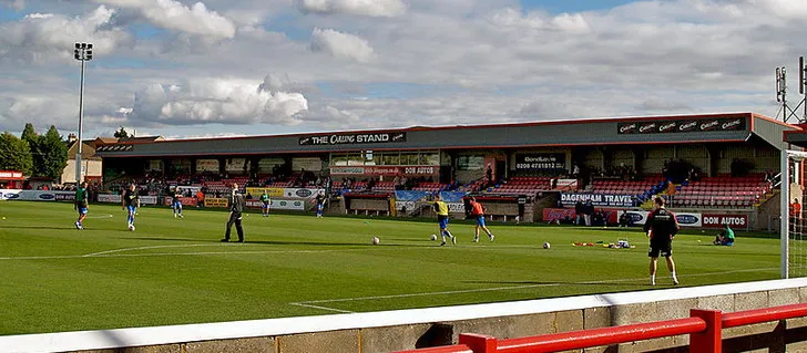 Khán đài Carling Stand tại sân Chigwell Construction Stadium, Victoria Road