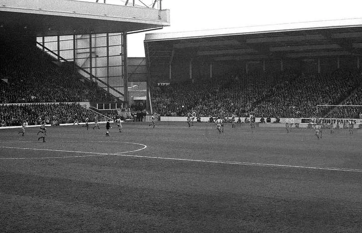 Khán đài Centenary cũ tại Anfield, một phần lịch sử của sân vận động huyền thoại