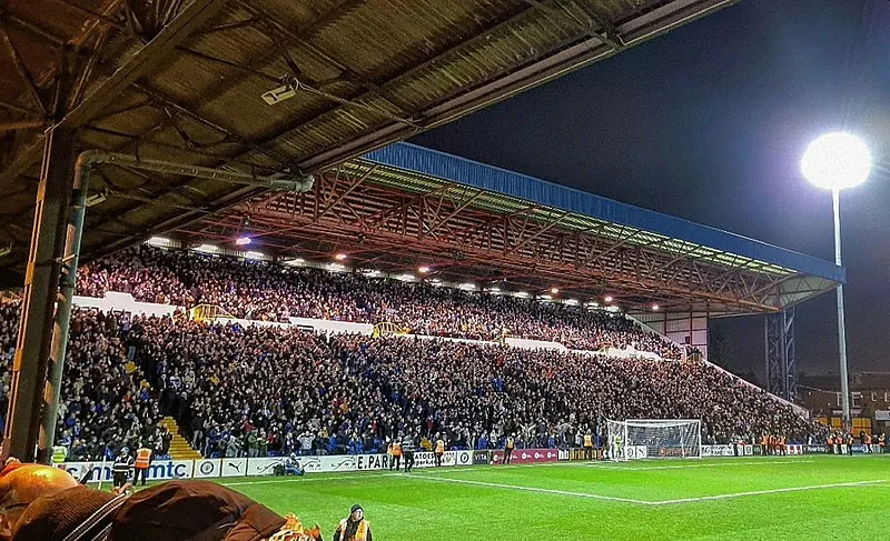 Khán đài Cheadle End của sân Edgeley Park trong một ngày thi đấu