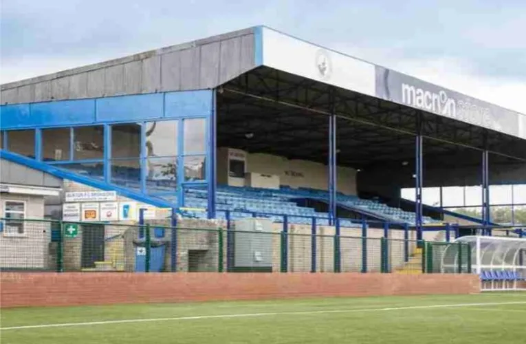 Khán đài chính (Main Stand) có sức chứa 500 chỗ ngồi tại sân The Silverlands của Buxton FC.