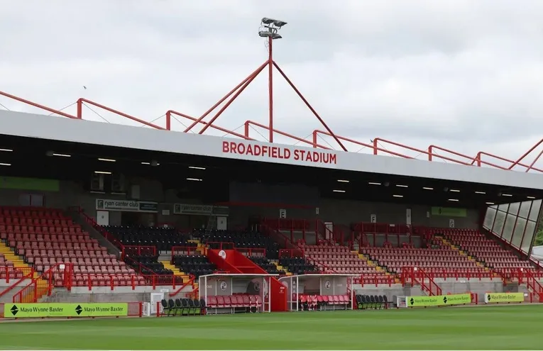 Khán đài chính Main Stand tại Broadfield Stadium, trung tâm các tiện ích của sân vận động Broadfield