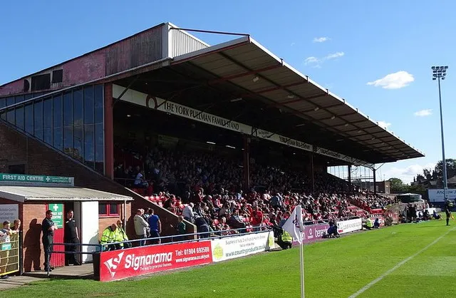 Khán đài chính Main Stand tại sân Bootham Crescent với khu vực kỹ thuật và ghế ngồi