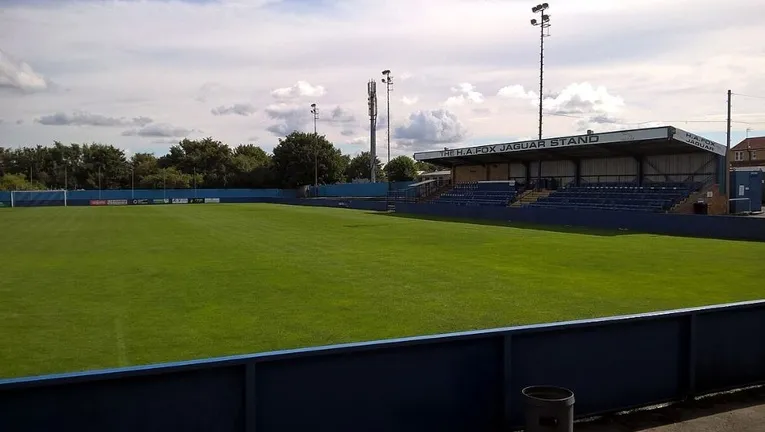 Khán đài chính Main Stand tại sân The Citadel của Farsley Celtic, nơi cổ động viên theo dõi các trận đấu kịch tính