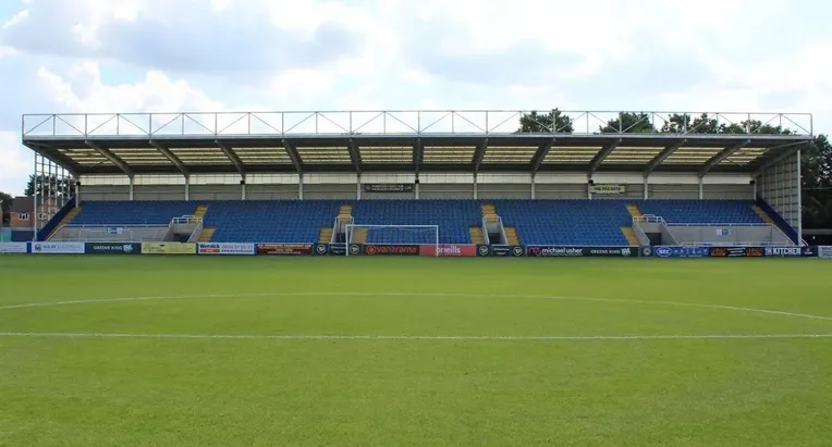 Khán đài chính (Main Stand) với khu vực ngồi tại sân vận động Cherrywood Road