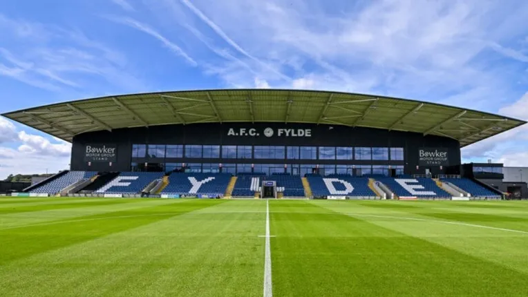 Khán đài chính Mill Farm Stadium với kiến trúc hiện đại và khu vực VIP