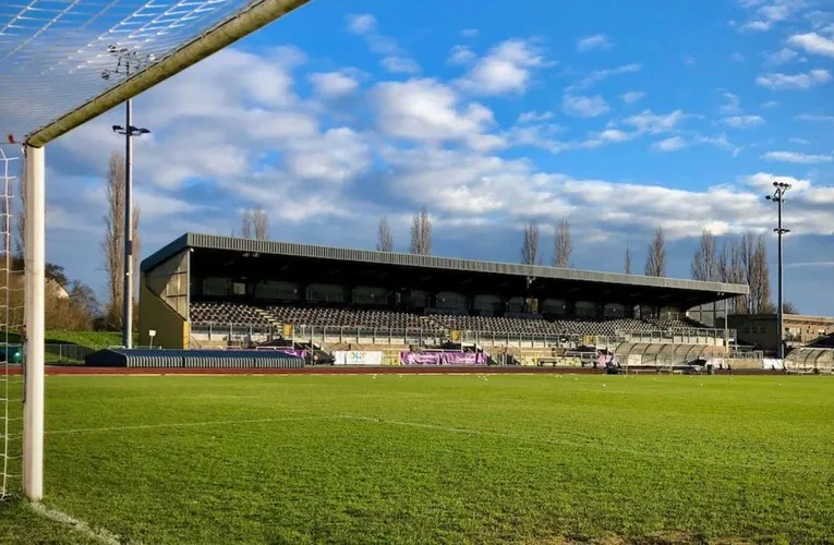Khán đài chính và khu vực chỗ ngồi tại Melbourne Community Stadium, sân nhà của Chelmsford City FC, cho thấy sự kết hợp giữa khán đài và sân điền kinh.