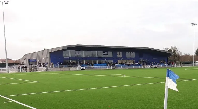 Khán đài chính và khu vực chỗ ngồi tại Parkside Stadium, sân nhà của Aveley FC