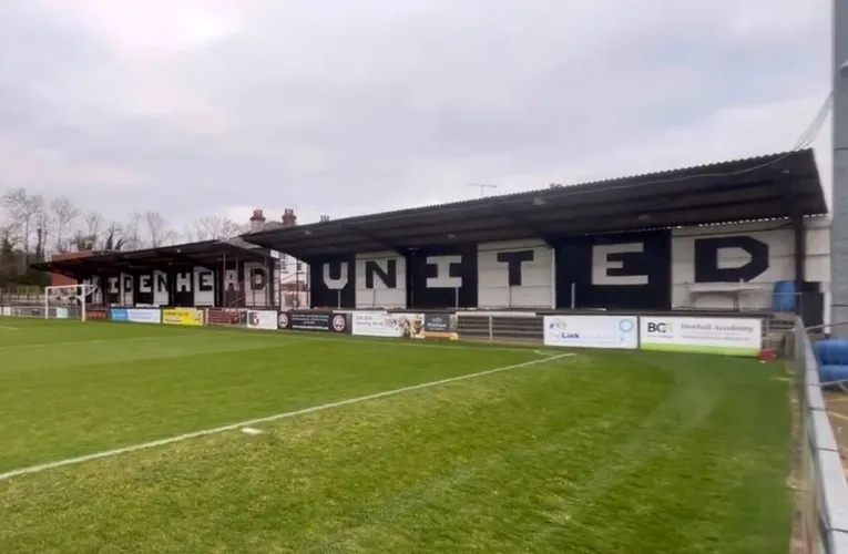 Khán đài cổ kính tại sân vận động York Road của Maidenhead United, biểu tượng lịch sử bóng đá Anh.