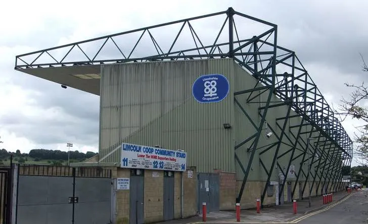 Khán đài Co-Op Community tại Sincil Bank, nơi cổ động viên tụ họp