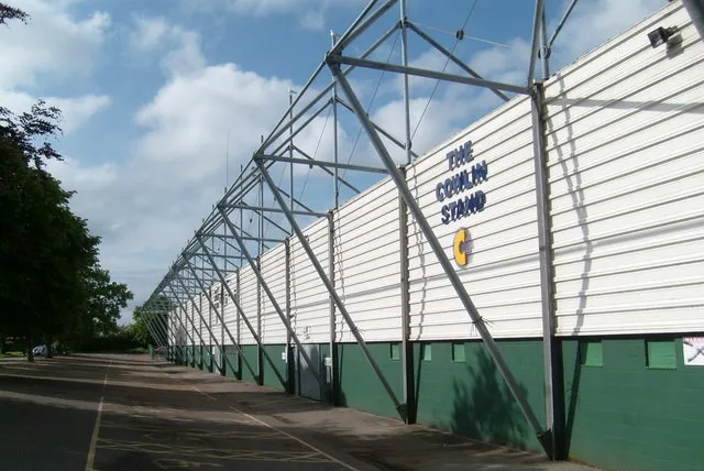 Khán đài Cowlin Stand yên bình tại sân nhà Huish Park của Yeovil Town