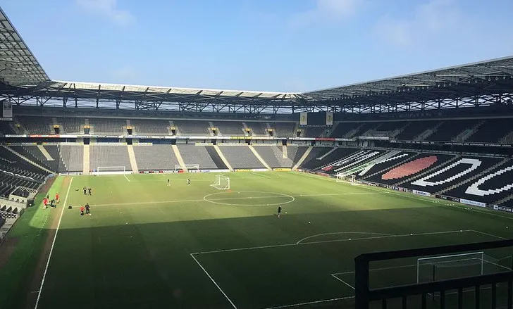 Khán đài của Stadium MK, nhìn từ sân cỏ