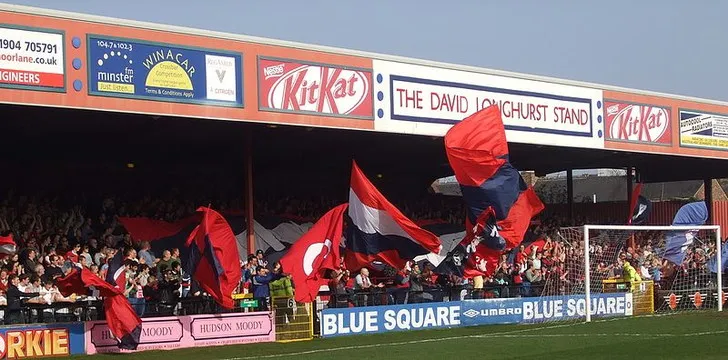 Khán đài David Longhurst Stand tại sân Bootham Crescent, nơi CĐV York City tạo không khí sôi động