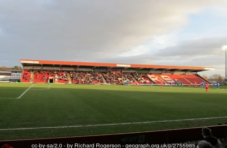 Khán đài East Stand tại sân vận động Aggborough, nơi CĐV khách có thể ngồi.