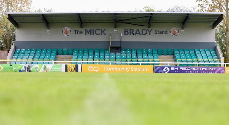 Khán đài Mick Brady của sân Your Co-Op Community Stadium, nơi người hâm mộ Leamington FC cổ vũ nhiệt tình.
