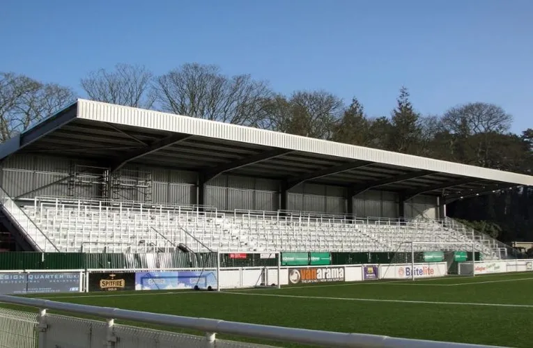 Khán đài mới phía sau khung thành tại Gallagher Stadium Maidstone, khu vực dành cho cổ động viên cuồng nhiệt