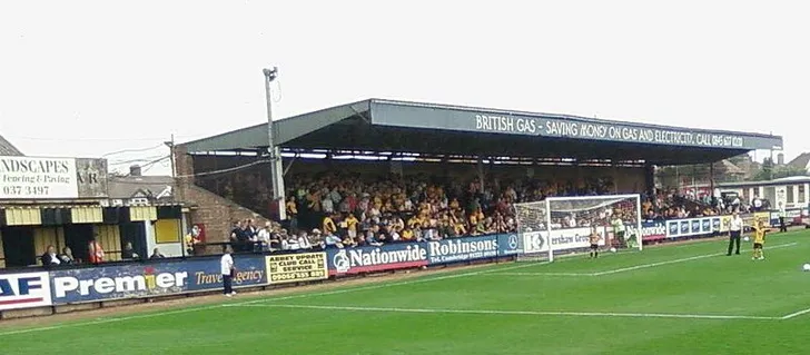 Khán đài North Terrace hay còn gọi là Newmarket Road End, khu vực cổ động viên cuồng nhiệt của Cambridge United.