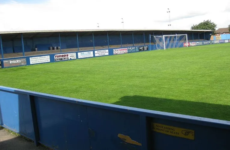 Khán đài phía Tây (The Shed) tại sân The Citadel, khu vực của các cổ động viên Farsley Celtic cuồng nhiệt nhất