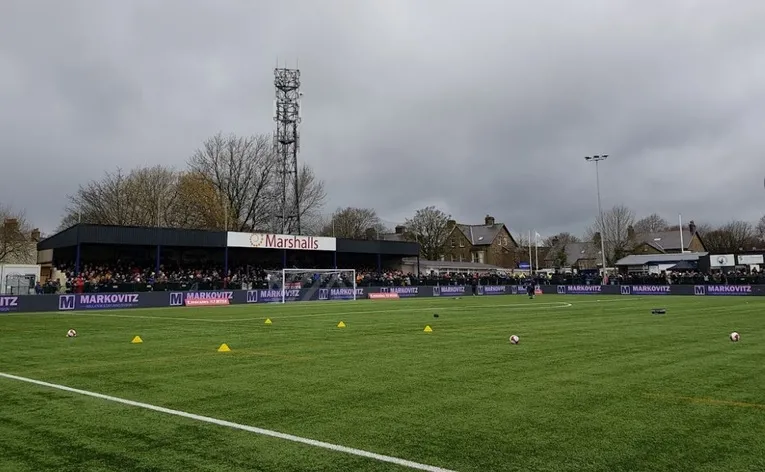 Khán đài Railway End có mái che tại sân The Silverlands, nơi cổ động viên Buxton FC thường tập trung.