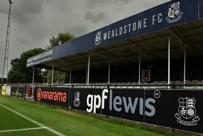 Khán đài sân vận động Grosvenor Vale của Wealdstone FC với hàng ghế đơn giản