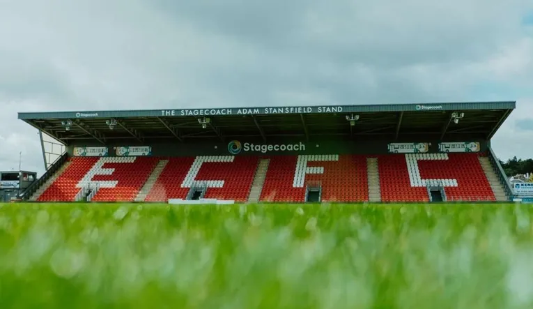 Khán đài Stagecoach Stand tại St. James Park, một khu vực có mái che với ghế ngồi, nhìn ra sân cỏ.