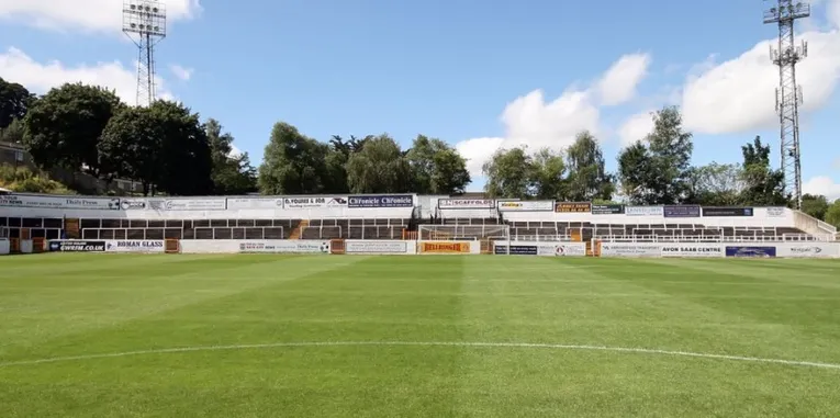 Khán đài The Bristol End tại Twerton Park, khu vực dành cho cổ động viên đội khách