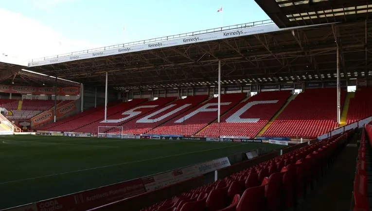 Khán đài The Kop tại sân Bramall Lane, nơi cổ động viên cuồng nhiệt nhất