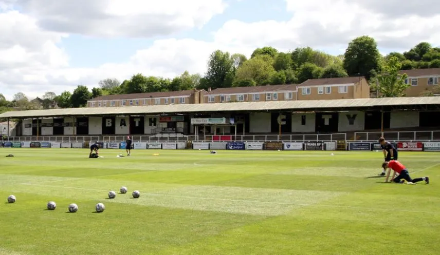 Khán đài The Popular Side tại sân Twerton Park, nơi cổ động viên cuồng nhiệt nhất của Bath City