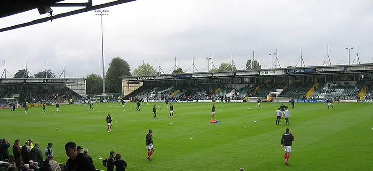 Khán giả cổ vũ trong trận đấu Yeovil Town đối đầu Nottingham Forest tại Huish Park