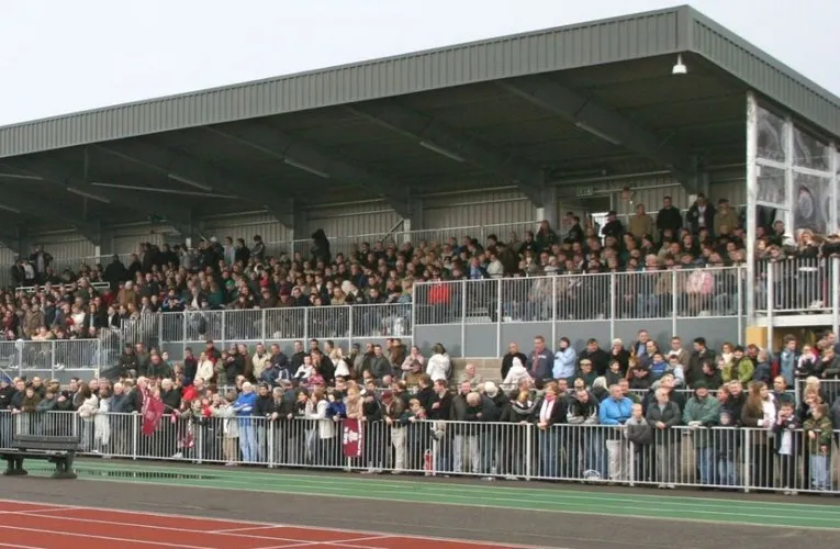 Khán giả trên khán đài Melbourne Community Stadium, sân nhà Chelmsford City FC, trong một trận đấu.