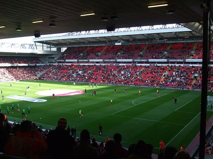 Không gian bên trong sân Anfield nhìn từ khán đài, nơi tạo nên bầu không khí cuồng nhiệt của Liverpool