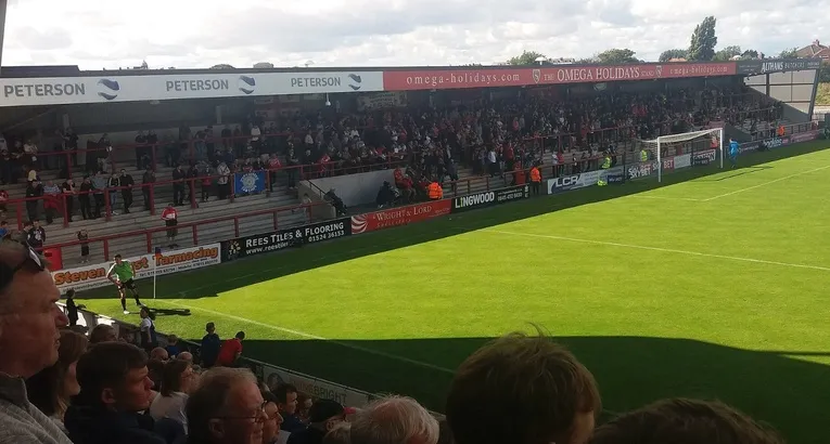 Không khí sôi động tại sân Mazuma Mobile Stadium vào ngày diễn ra trận đấu của Morecambe FC