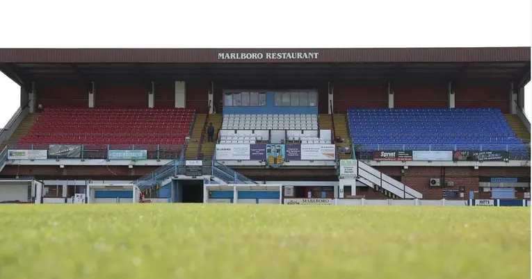 Khu ghế ngồi khán đài chính Main Stand tại Bob Lucas Stadium, sân nhà của Weymouth FC