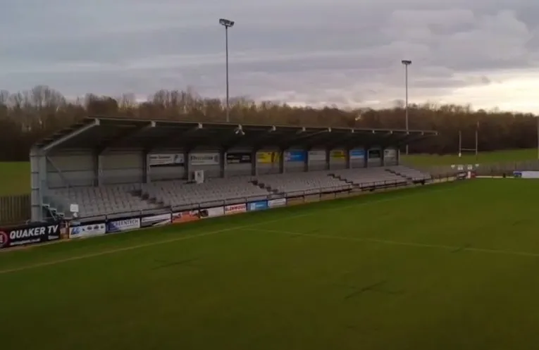 Khu khán đài chính có mái che tại sân Blackwell Meadows, nơi dành cho chủ thẻ mùa giải của Darlington