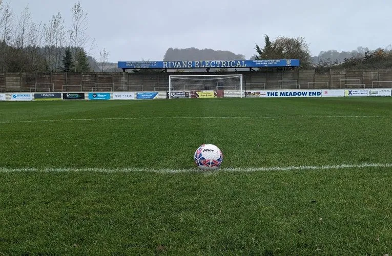Khu khán đài đứng truyền thống không mái che tại sân The Meadow của Chesham United