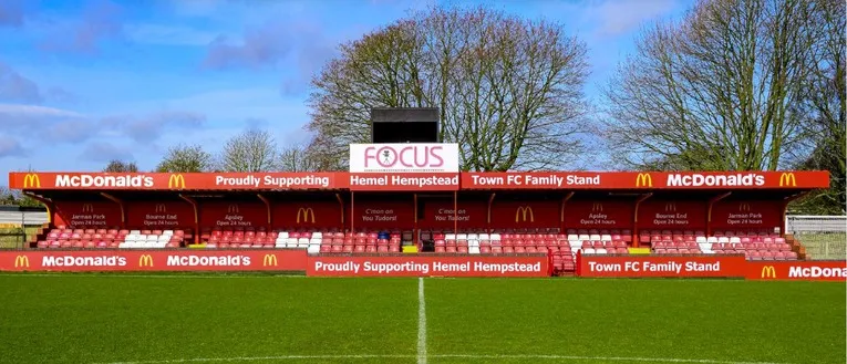 Khu khán đài gia đình (Family Stand) tại sân Vauxhall Road, dành cho cổ động viên Hemel Hempstead Town