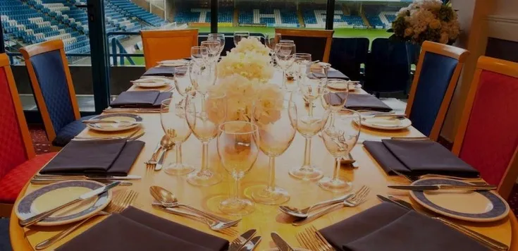 Khu vực dịch vụ hospitality cao cấp tại Priestfield Stadium, mang đến trải nghiệm đẳng cấp cho khách VIP trong ngày thi đấu.