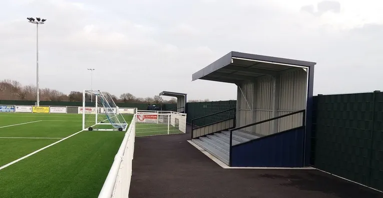 Khu vực đứng dành cho khán giả phía sau khung thành tại sân Parkside của Aveley