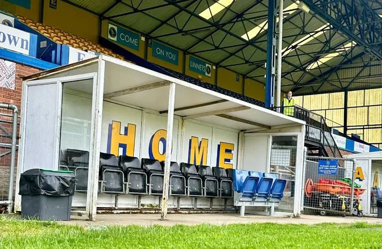 Khu vực ghế dự bị (dugout) tại sân The Walks, nơi ban huấn luyện và cầu thủ dõi theo trận đấu