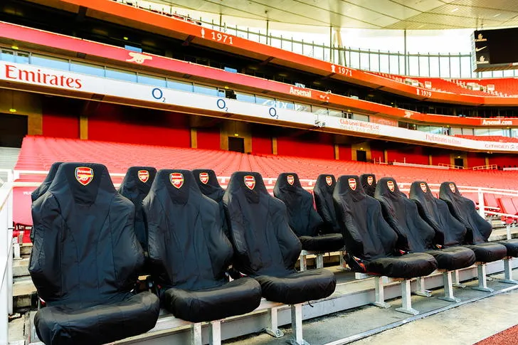 Khu vực ghế huấn luyện viên và băng ghế dự bị của đội chủ nhà Arsenal