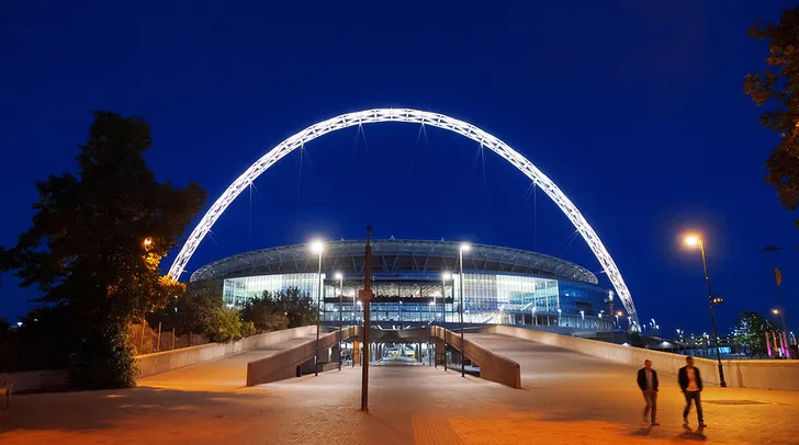 Khu vực hospitality sang trọng bên trong Sân vận động Wembley, nhìn ra sân cỏ