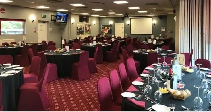 Khu vực khách sạn cao cấp Mayo Wynne Baxtor tại Broadfield Stadium, mang đến trải nghiệm VIP cho người hâm mộ