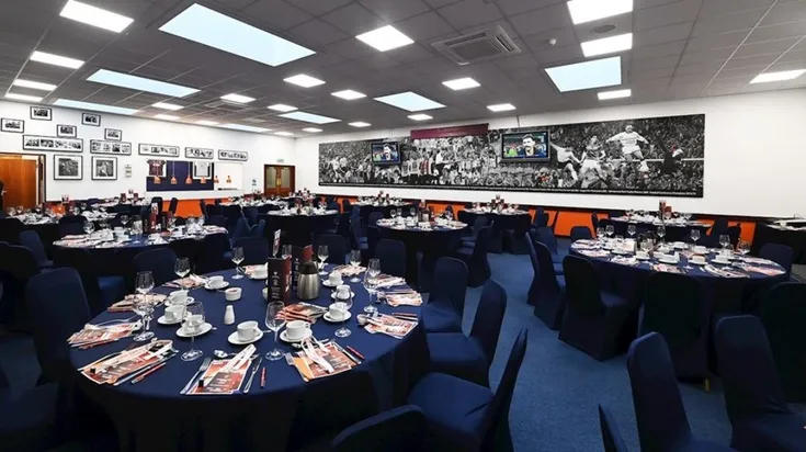 Khu vực khách sạn VIP tại sân Kenilworth Road, nâng tầm trải nghiệm ngày thi đấu của Luton Town