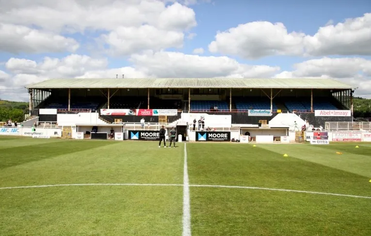 Khu vực khán đài chính (Grandstand) của sân Twerton Park, với các hàng ghế dành cho người hâm mộ