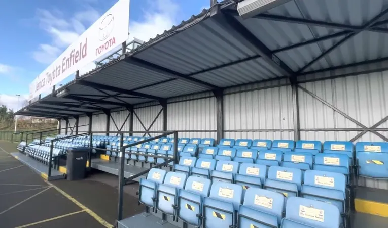 Khu vực khán đài có ghế ngồi tại Queen Elizabeth II Stadium